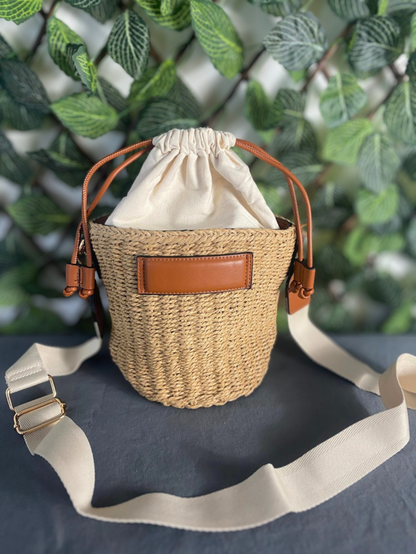 Stylová slaměná bucket kabelka s plátěným vnitřkem