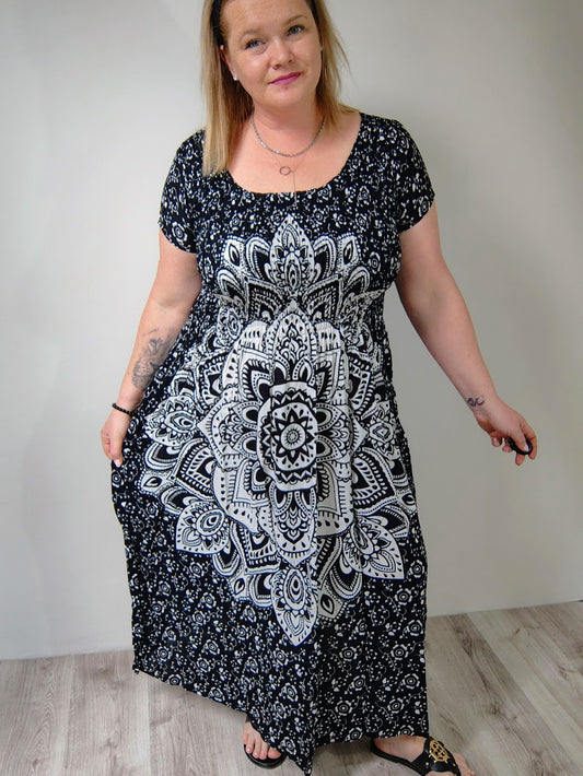 Ručně vyráběné šaty „Černobílá mandala
