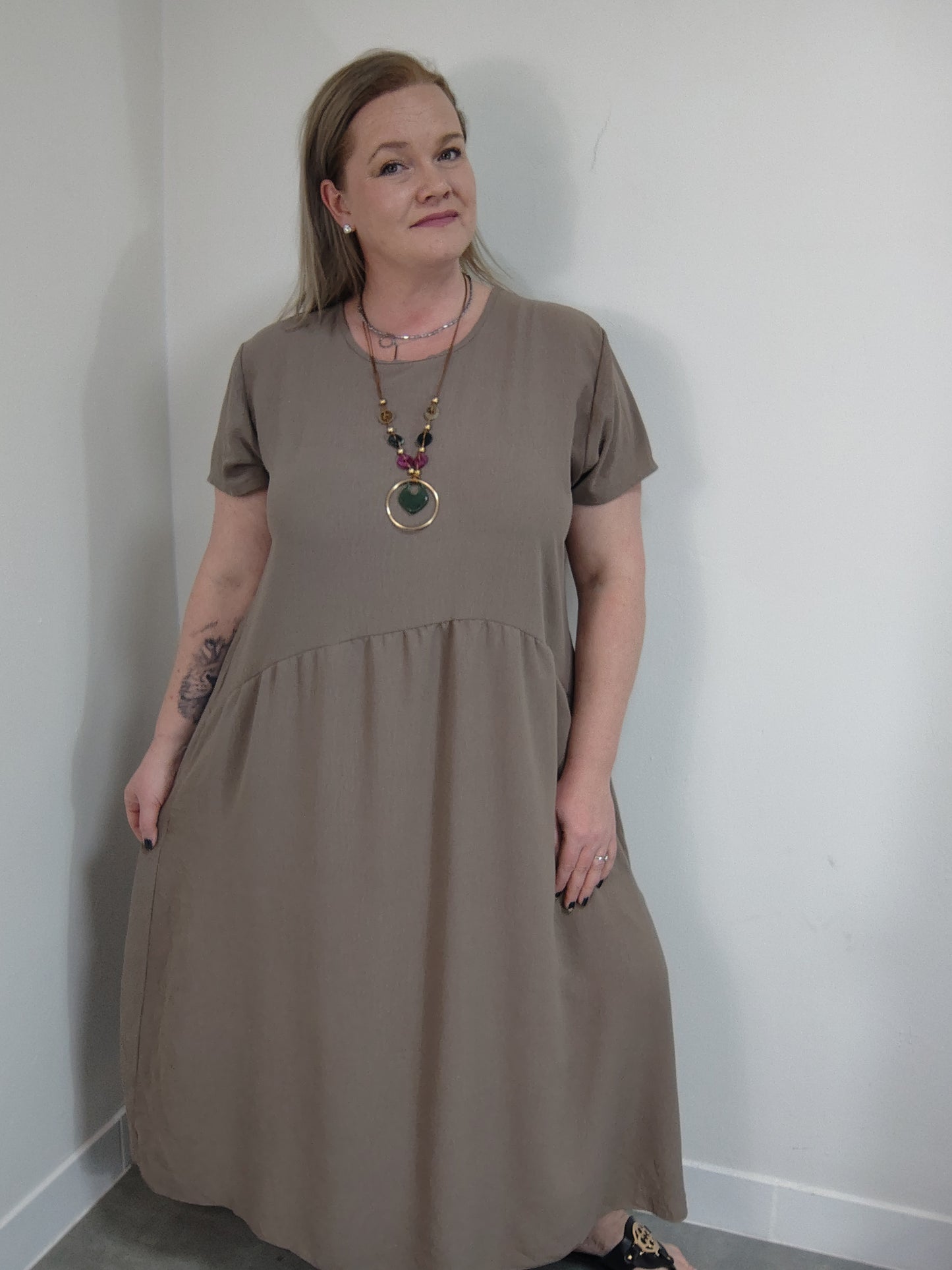 Dlouhé mocca šaty s náhrdelníkem