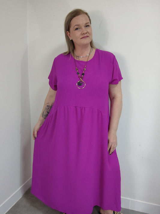 Dlouhé fialové šaty s náhrdelníkem