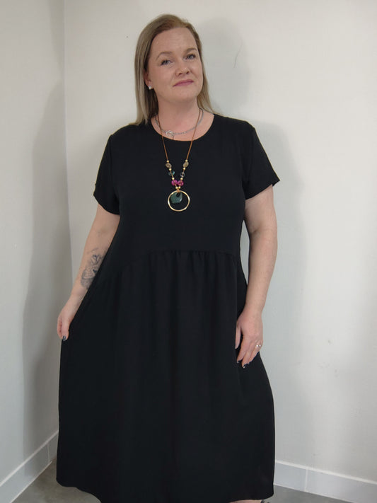 Dlouhé černé šaty s náhrdelníkem