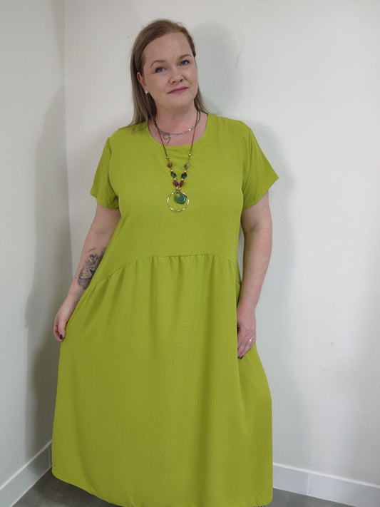 Dlouhé limetkové šaty s náhrdelníkem