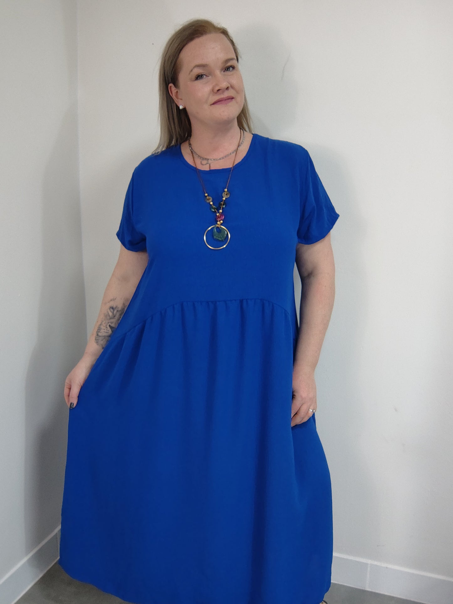 Dlouhé modré šaty s náhrdelníkem