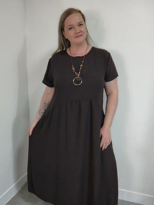 Dlouhé čokoládové šaty s náhrdelníkem