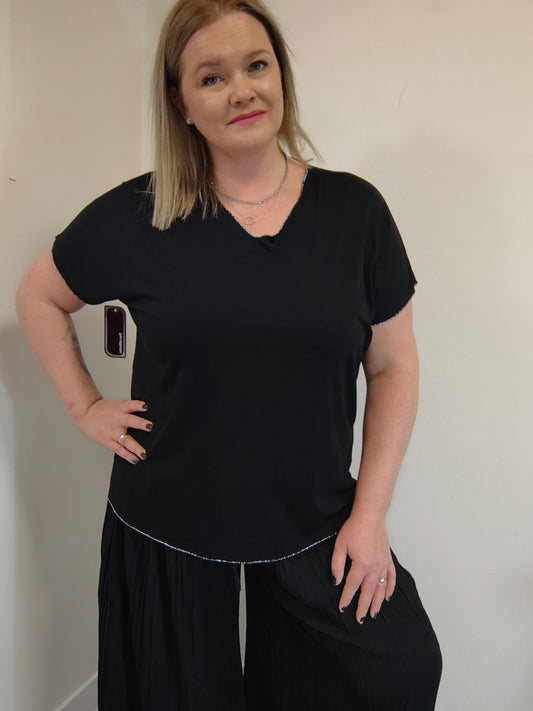 Černé triko se stříbrným lemováním