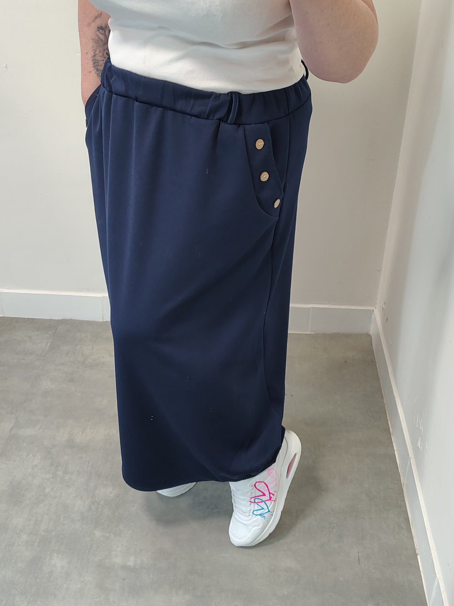 Modrá sukně, ve které se budete cítit volně celý den