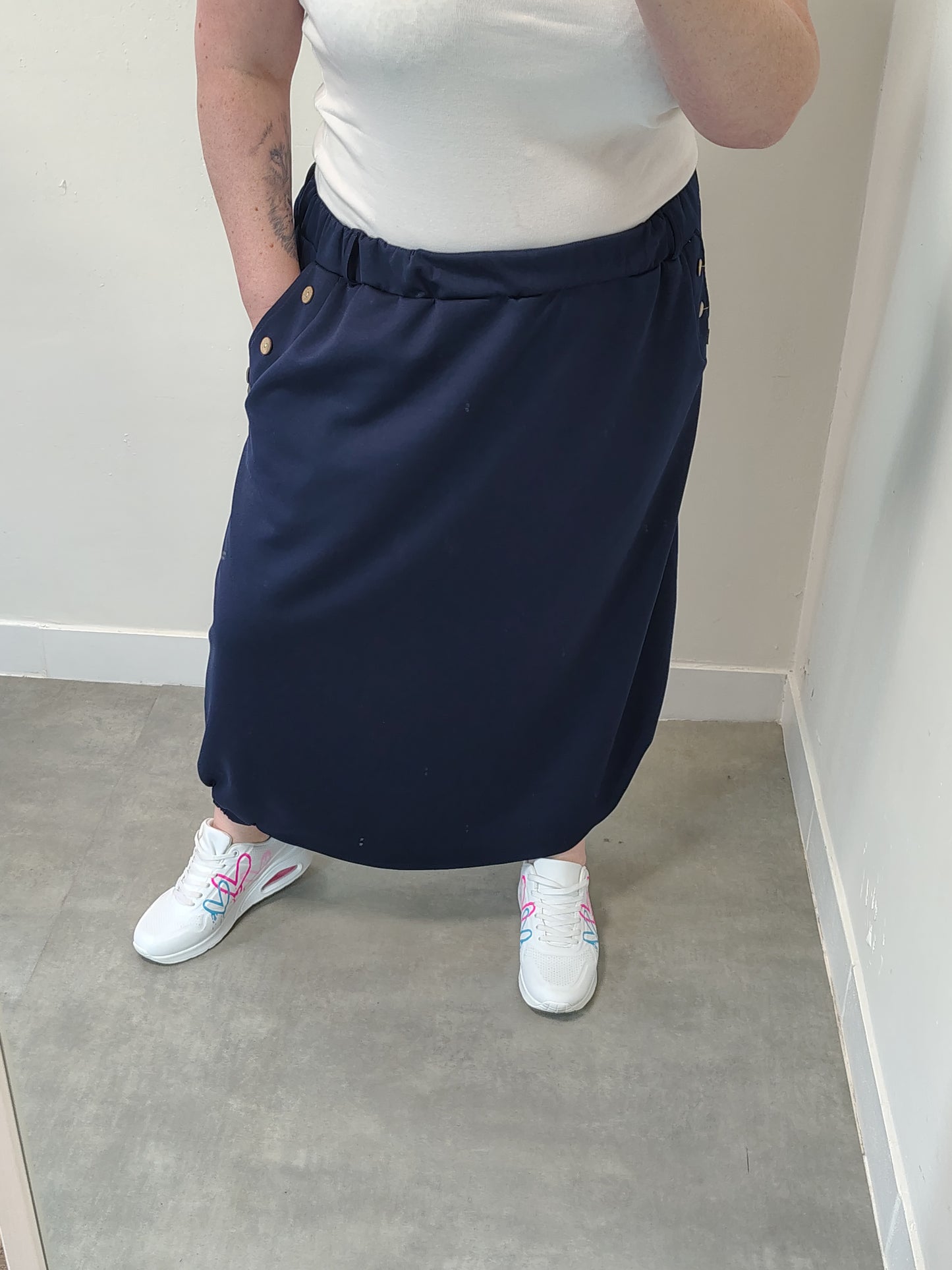 Modrá sukně, ve které se budete cítit volně celý den