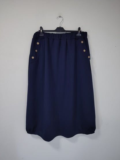 Modrá sukně, ve které se budete cítit volně celý den