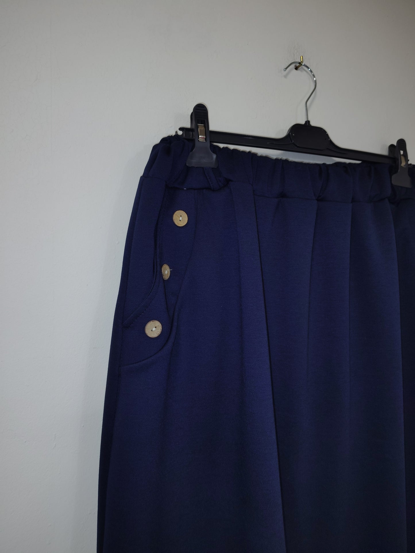 Modrá sukně, ve které se budete cítit volně celý den