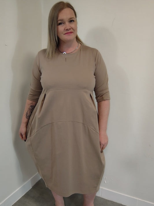 Béžové balónové šaty, které skryjí boky a vytvoří krásnou siluetu