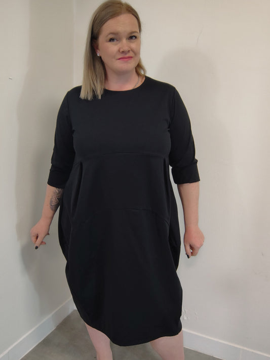 Černé balónové šaty, které skryjí boky a vytvoří krásnou siluetu