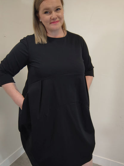 Černé balónové šaty, které skryjí boky a vytvoří krásnou siluetu