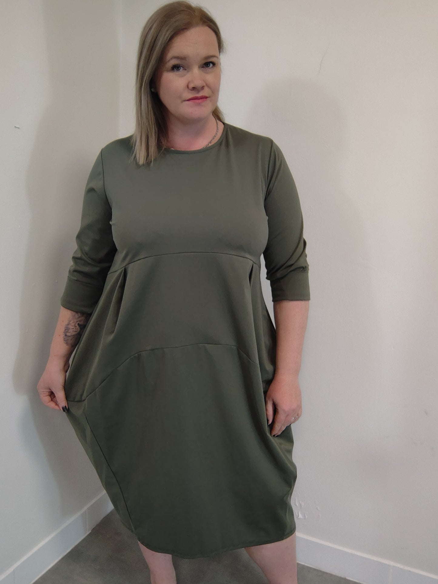 Khaki balónové šaty, které skryjí boky a vytvoří krásnou siluetu