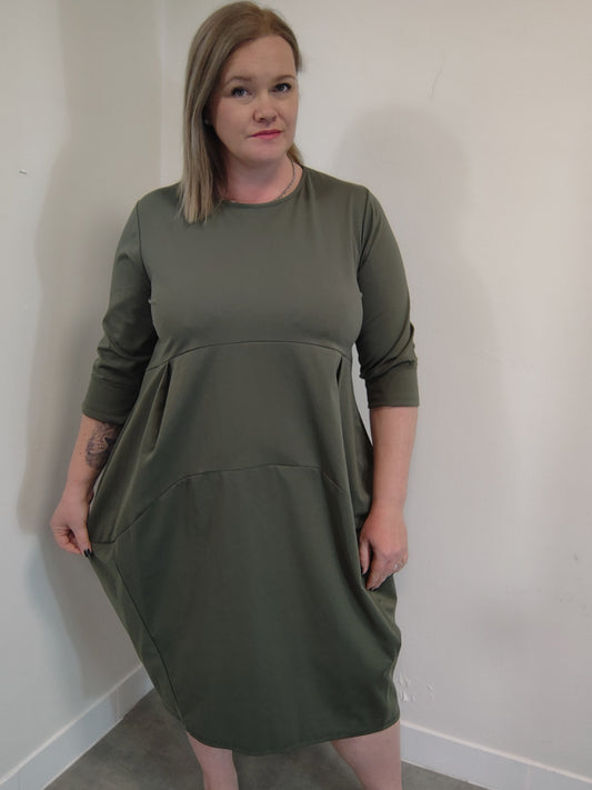 Khaki balónové šaty, které skryjí boky a vytvoří krásnou siluetu