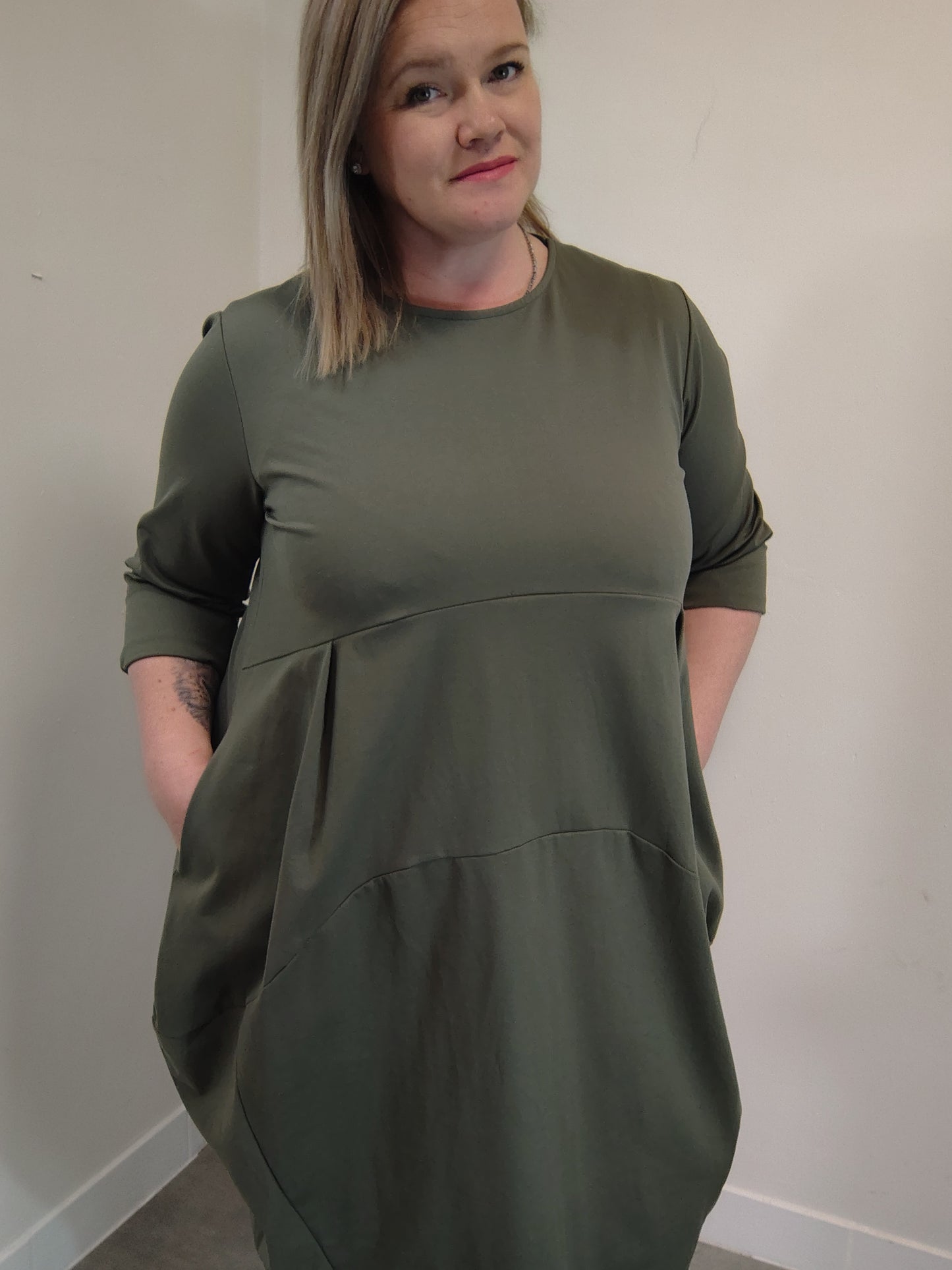 Khaki balónové šaty, které skryjí boky a vytvoří krásnou siluetu