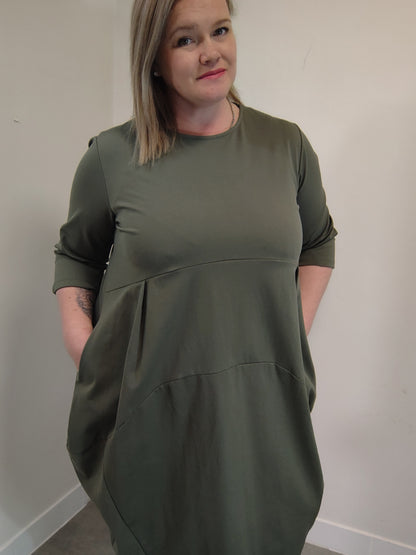 Khaki balónové šaty, které skryjí boky a vytvoří krásnou siluetu