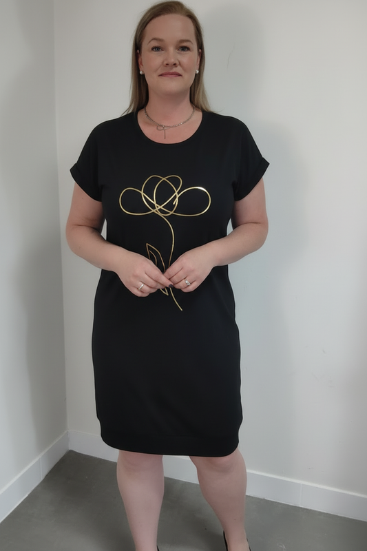 Modelka s nohama u sebe