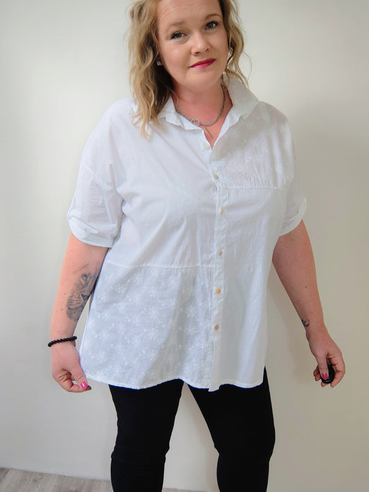 Košile s jemným detailem pro každý den