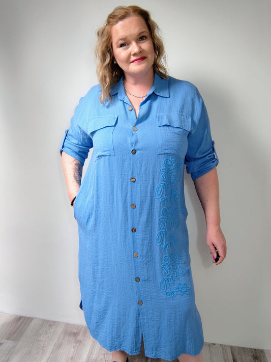 Lehké košilové šaty, ve kterých se budete cítit skvěle - modré