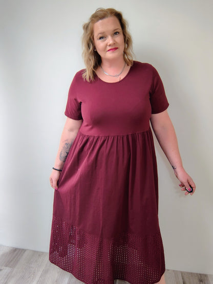 Dlouhé šaty, které prodlouží postavu a schovají bříško