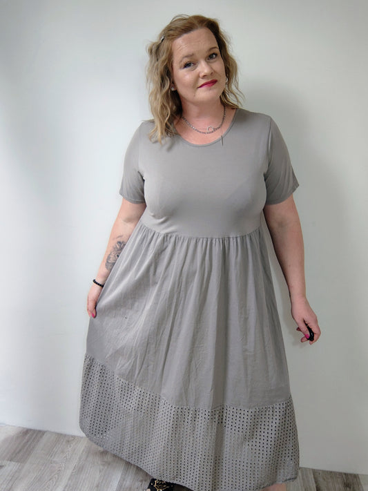 Dlouhé šaty, které prodlouží postavu a schovají bříško