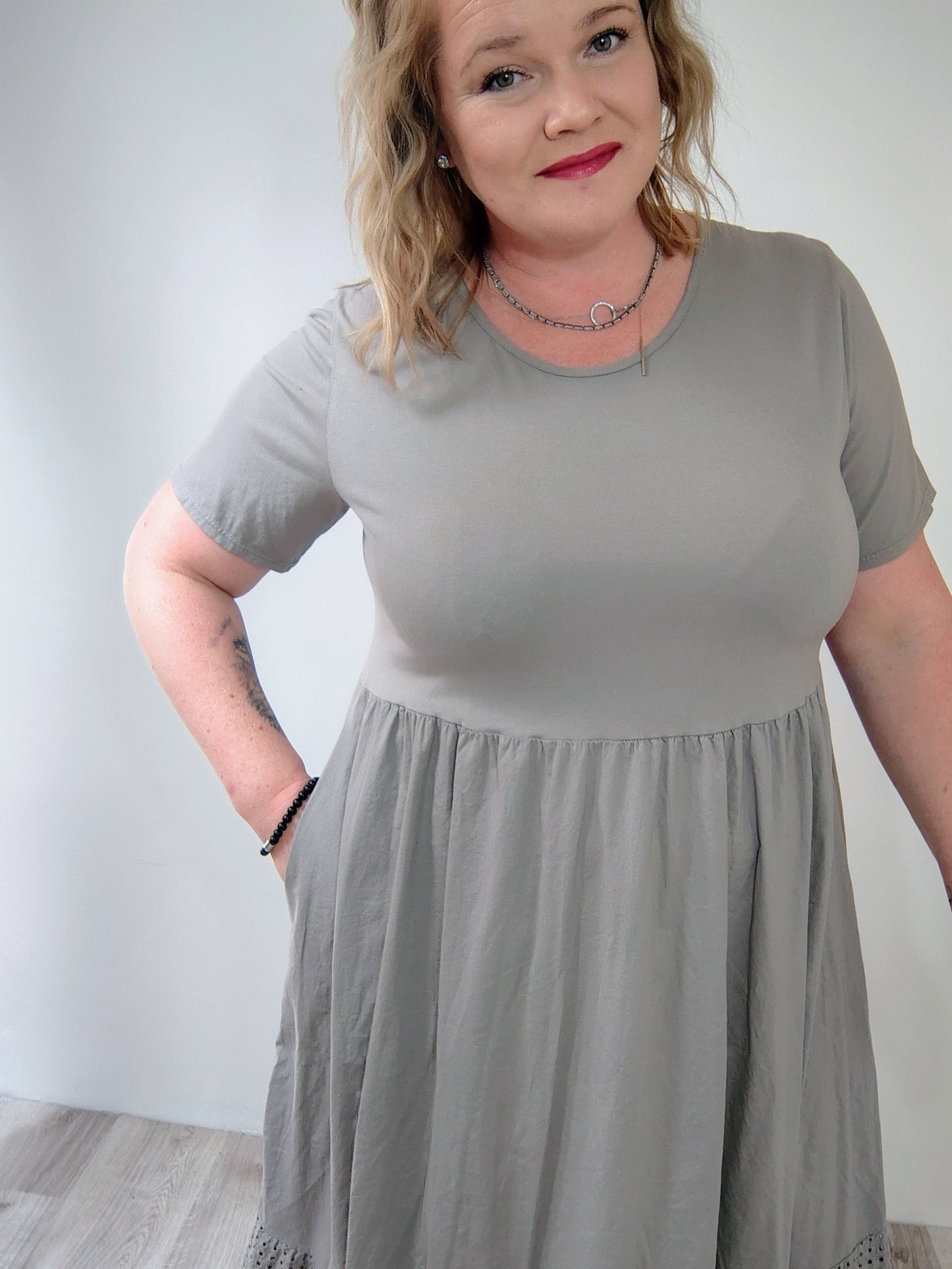 Dlouhé šaty, které prodlouží postavu a schovají bříško