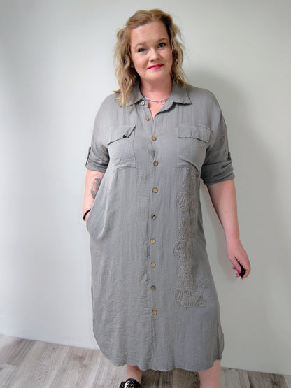 Lehké košilové šaty, ve kterých se budete cítit skvěle -  šedé